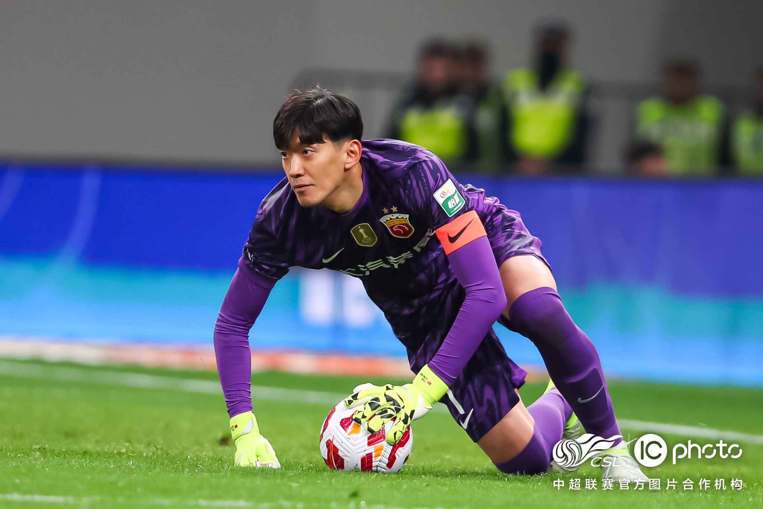 开云体育-上海海港赛前门线救险，志在亚冠名次提升，悬念犹存，资深球员宣示担当-开云体育